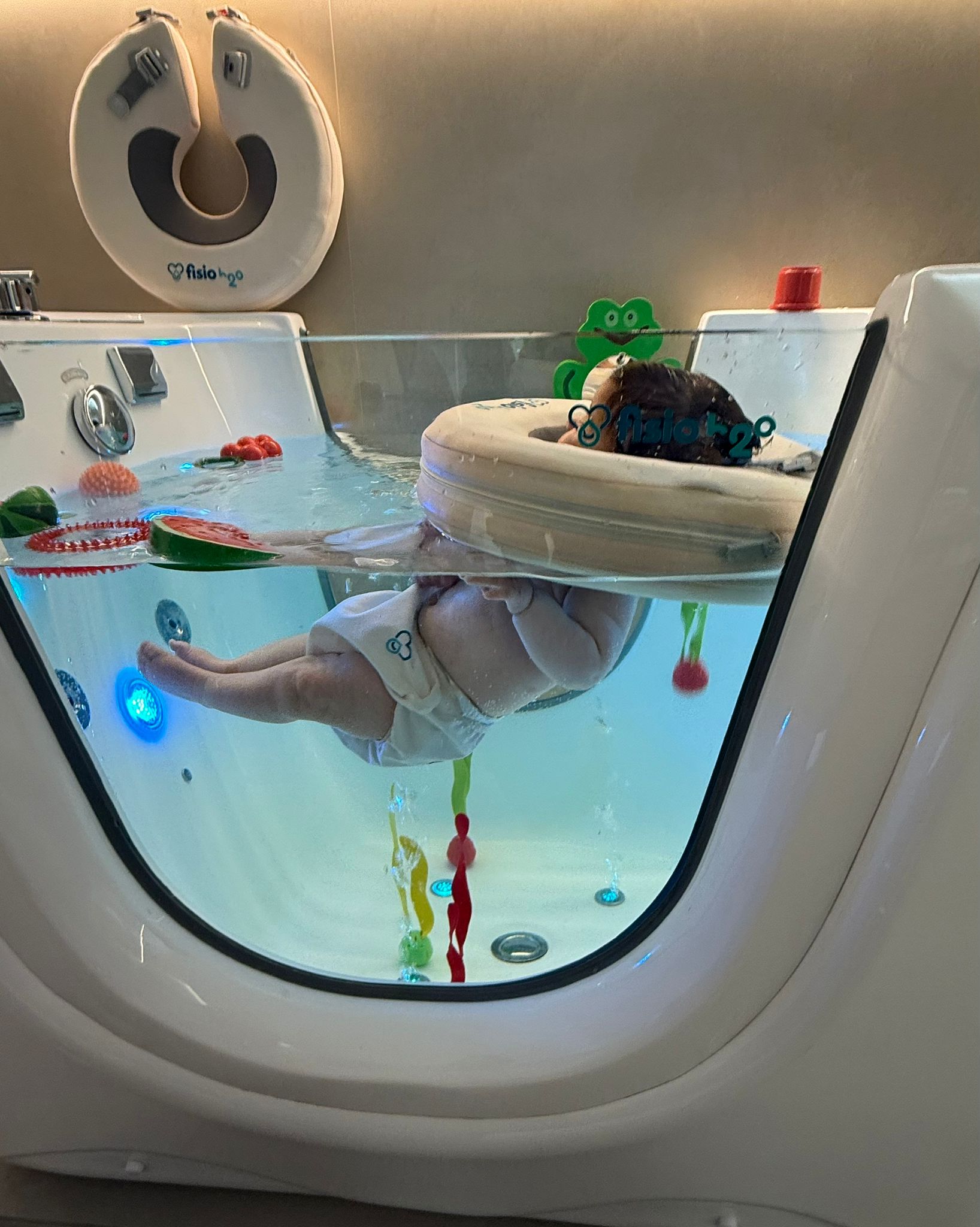Bebé realizando una sesión de hidroterapia infantil para aliviar molestias digestivas en Córdoba