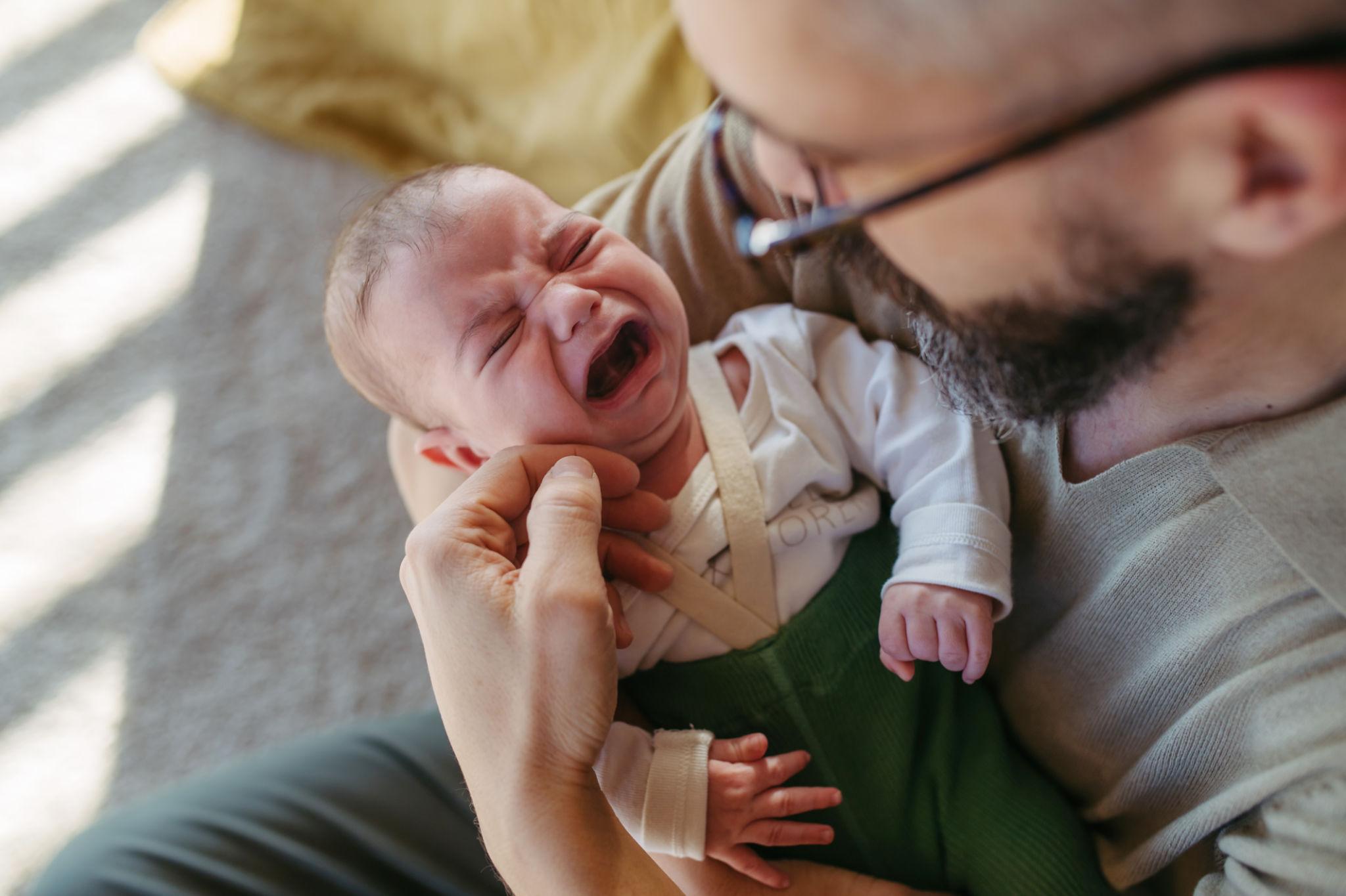Bebé con molestias digestivas y cólicos durante valoración de fisioterapia pediátrica en Córdoba